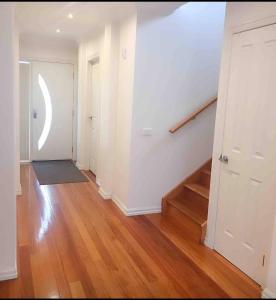 una stanza vuota con corridoio con scala di Tina house a Springvale