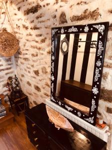 un espejo sentado en una mesa en una habitación en Villa Vakalis, en Ioannina