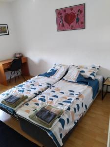 Postel nebo postele na pokoji v ubytování Bagins Apartman