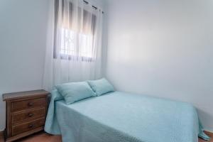 een kleine slaapkamer met een bed en een raam bij EntreCalas 1 Chalet con jacuzzi en Conil, Roche viejo, cala del aceite in Conil de la Frontera