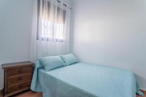 mała sypialnia z łóżkiem i oknem w obiekcie EntreCalas 1 Chalet con jacuzzi en Conil, Roche viejo, cala del aceite w mieście Conil de la Frontera