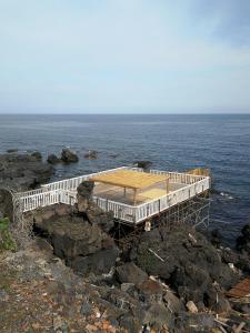 阿齊·卡斯特羅的住宿－Reef house，靠近海洋的岩石上的木码头