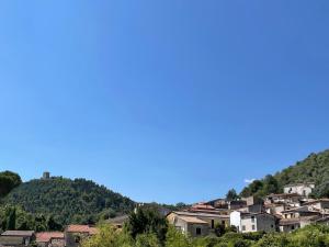 una città in cima a una collina con case di Alba Matesina a SantʼAngelo dʼAlife Altre 49 foto