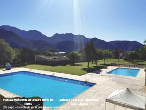 Výhľad na bazén v ubytovaní Apartamento rural en el Berguedà "Lluis & Antonia" A Ac alebo v jeho blízkosti