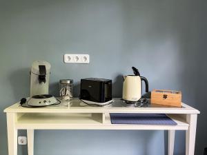 Příslušenství pro přípravu čaje a kávy v ubytování Ferienwohnung Hitzacker/Elbe