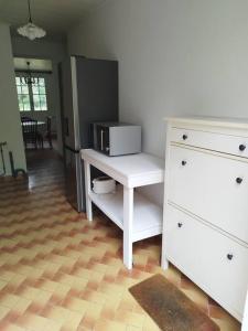 Habitación con escritorio blanco y cómoda. en Bienvenue en sud gironde, en Villandraut