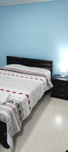 een slaapkamer met een bed met een rode en witte deken bij Du-house in Filandia