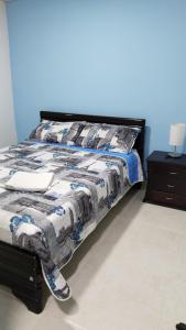 een bed met een dekbed in een kamer bij Du-house in Filandia