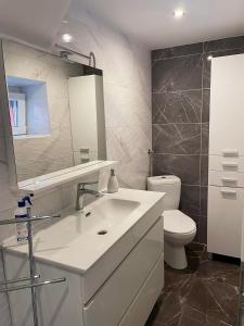 ヤブラナツにあるApartment Lucijaの洗面台、トイレ、鏡のあるバスルーム +14枚の写真