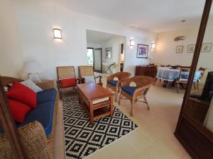 sala de estar con sofá, sillas y mesa en Clair de Lune - Private 2 Bedrooms Beachfront Villa, en Trou d'Eau Douce