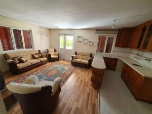 sala de estar amplia con sofás y cocina en A Vacation House 60 m. To Seashore, en Kusadasi