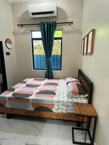 En eller flere senger på et rom på Rumah Armand 3 Bedroom with Swimming Pool Pengkalan Balak Tg Bidara Masjid Tanah Melaka