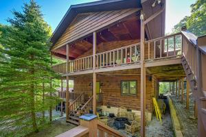 Cullowhee的住宿－Cullowhee Mountain Retreat with Deck and Fire Pit!，小木屋,设有通往房屋的楼梯