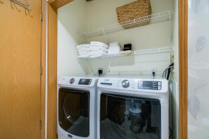 een wasmachine en droger in een kleine kamer bij Tranquil Dutch Country Home 2 Decks, Farm Views! 