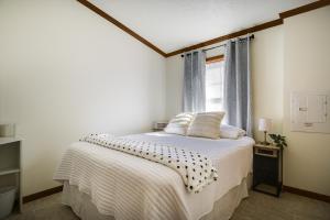 een slaapkamer met een bed met witte lakens en een raam bij Tranquil Dutch Country Home 2 Decks, Farm Views! 