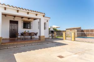 Bazén v ubytování EntreCalas 2 Chalet con piscina privada en Conil, Roche viejo, cala del aceite nebo v jeho okolí