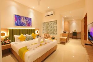 1 dormitorio con 1 cama grande en una habitación en THE GRAND AMBASSADOR HOTEL, en Kottayam