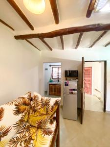 - un salon avec un canapé et un réfrigérateur dans l'établissement Harbour Key Cottages - House 19, à Malindi