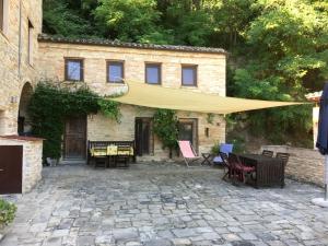 un patio con mesa y sillas y un edificio en Tiny House, en Monsampietro Morico
