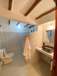 een badkamer met een toilet en een wastafel bij Harbour Key Cottages - House 19 in Malindi