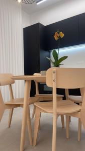 uma mesa e cadeiras de madeira com um vaso em cima em סוויטה פרטית ברמת צבי em Temarah
