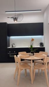 סוויטה פרטית ברמת צבי في Temarah: غرفة طعام مع طاولة وكراسي في مطبخ