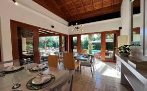 cocina y comedor con mesa y sillas en Sunny Vacation Villa NO 87 en San Rafael del Yuma