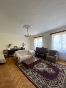ein Wohnzimmer mit einem Sofa und einem Tisch in der Unterkunft Family Guest House Marso in Ssatschcheri