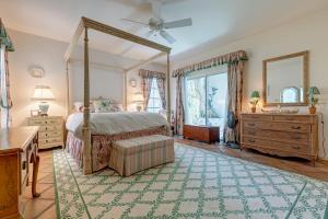 維洛海灘的住宿－Indian Harbor Haven，一间卧室配有一张天蓬床和梳妆台