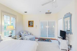 1 dormitorio con 1 cama y TV. en Indian Harbor Haven en Vero Beach