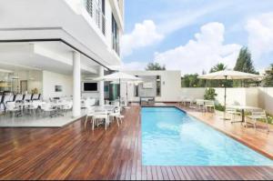 Πισίνα στο ή κοντά στο Modern Luxury apartment in Hyde Park, Sandton