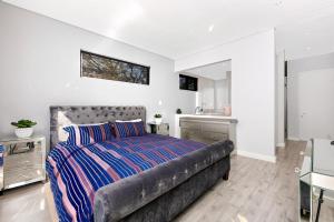 Ένα ή περισσότερα κρεβάτια σε δωμάτιο στο Modern Luxury apartment in Hyde Park, Sandton +14 φωτογραφίες