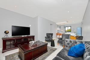 Μια τηλεόραση ή/και κέντρο ψυχαγωγίας στο Modern Luxury apartment in Hyde Park, Sandton