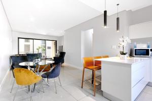 Η κουζίνα ή μικρή κουζίνα στο Modern Luxury apartment in Hyde Park, Sandton