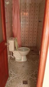 Et badeværelse på Hostal resto bar flor de mi tierra