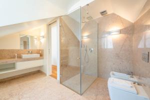 a bathroom with a shower and a toilet and a sink at GuestReady - Conde das Alcáçovas in Paço de Arcos +151 photos