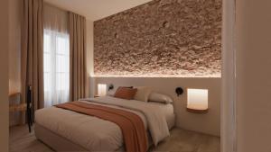 um quarto com uma cama grande com duas luzes em BYPILLOW Casa Gades em Cádiz
