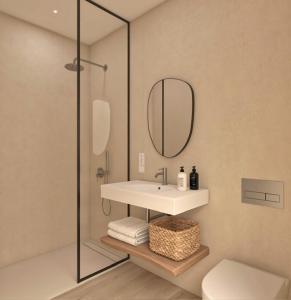 uma casa de banho com um lavatório e um chuveiro com um espelho. em BYPILLOW Casa Gades em Cádiz