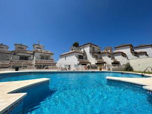 a large swimming pool in front of a building at Mi Sitio in Sitio de Calahonda