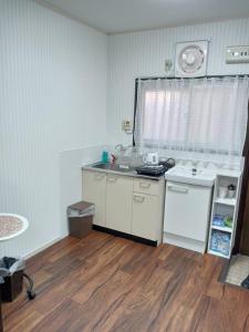 Il comprend une petite cuisine équipée d'un évier et d'une cuisinière. dans l'établissement Marunishi, à Osaka