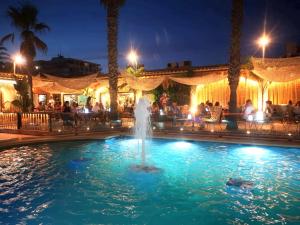 a fountain in the middle of a pool at night at LEON INMO Villa Estrella - 12313 in Empuriabrava