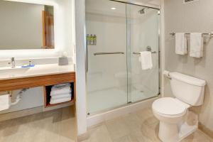 Koupelna v ubytování Holiday Inn Express & Suites West Long Branch - Eatontown by IHG