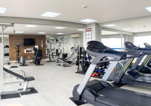 un gimnasio con cintas de correr y equipo cardiovascular. en Hotel Adrianópolis All Suites, en Manaus