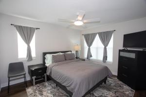 a bedroom with a bed and a ceiling fan at Brand new townhome in Downtown Naperville Family and Commute-friendly The May 3.5 in Naperville