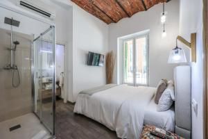 a bedroom with a bed and a glass shower at Puerta del Sol Apartamento economico in Madrid