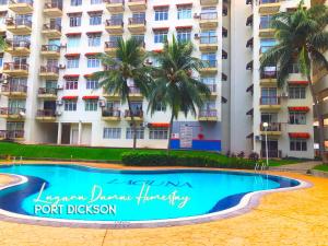 Kolam renang di atau dekat dengan Laguna Damai Homestay Teluk Kemang PD 3BR- Pool View