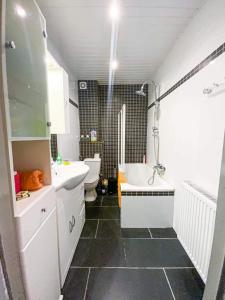 een badkamer met een wastafel, een bad en een toilet bij Visé centre in Visé