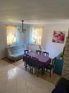 羅威的住宿－Barwy Lata，客厅配有桌子和沙发