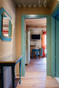 un couloir avec une table et un miroir dans l'établissement Segnavento -Rooms and Suites-, à Manta