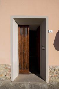 eine Holztür in einem Eingang eines Gebäudes in der Unterkunft Appartamenti immersi nelle colline Toscane in Molino Mazzetti